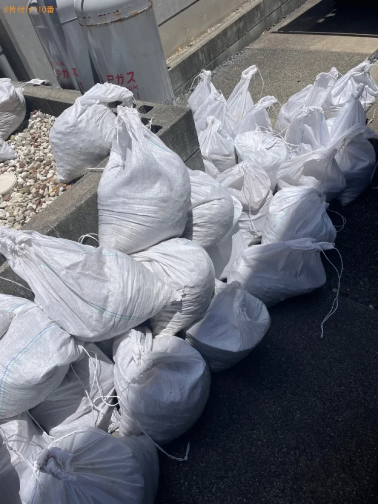 【豊橋市八通町】袋にまとめた砂利、スチール製倉庫の回収・処分